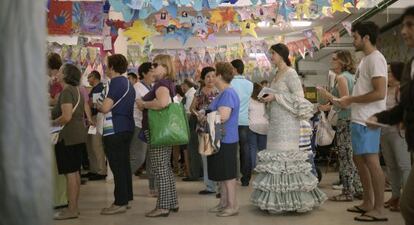 Varias personas esperan su turno para votar en Córdoba.