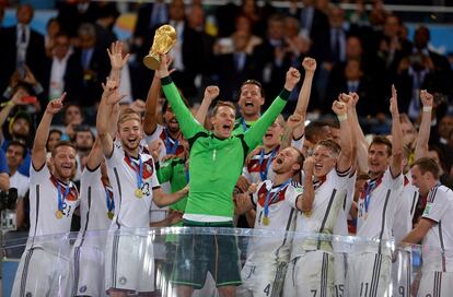 13 de julio de 2014. El portero alemán Manuel Neuer, que había estado magnífico, levanta la Copa del Mundo en Río de Janeiro. La Alemania de Löw, para muchos la mejor selección del Mundial, conseguía su cuarta Copa del Mundo derrotando a Argentina en la prórroga.