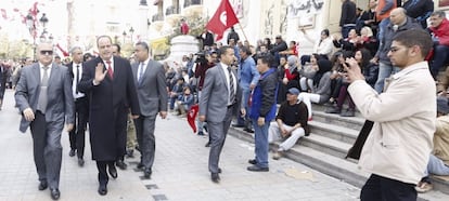 El ministro tunecino de Interior, Mohamed Neyem Garsalli, supervisa el nuevo operativo de seguridad que se ha desplegado en la capital.