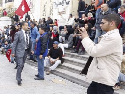 El ministro tunecino de Interior, Mohamed Neyem Garsalli, supervisa el nuevo operativo de seguridad que se ha desplegado en la capital.