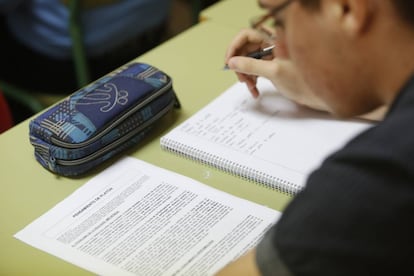 Un chico haciendo un examen de filosofía.