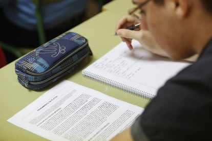 Un chico haciendo un  examen de filosof&iacute;a.
 
 