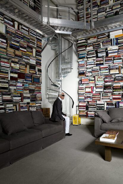 El diseñador Karl Lagerfeld, en su biblioteca.