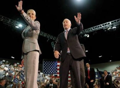 John McCain y su esposa, Cindy, saludan a sus seguidores durante un mitin en Tampa (Florida).