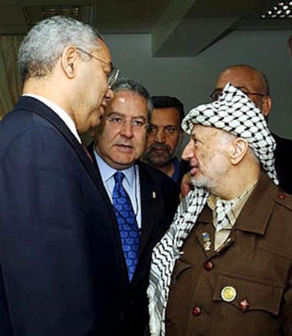 Colin Powell (izquierda) y Yasir Arafat, ayer tras su reunión en Ramala.