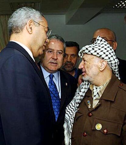 Colin Powell (izquierda) y Yasir Arafat, ayer tras su reunión en Ramala.