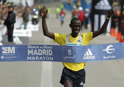 El keniano Francis Kiprop remató la exhibición keniana con un nuevo récord del maratón de Madrid (2h10:37)