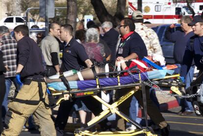 Una mujer herida de bala en el ataque de Tucson es trasladada a un centro sanitario para ser atendida.