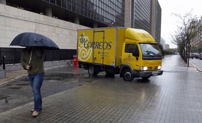 Una furgoneta de Correos sale de la Ciudad de la Justicia de Valencia.