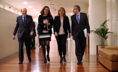 Rubalcaba, con Soraya Rodr&iacute;guez, Elena Valenciano y Ram&oacute;n J&aacute;uregui, el pasado 11 de febrero.