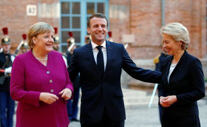 La canciller alemana, Ángela Merkel (a la izquierda), el presidente de Francia, Emmanuel Macron, y la futura presidenta de la Comisión Europea, Úrsula Von der Leyen