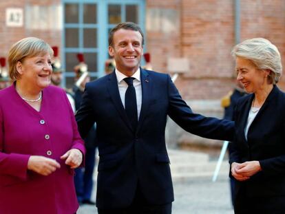 La canciller alemana, Ángela Merkel (a la izquierda), el presidente de Francia, Emmanuel Macron, y la futura presidenta de la Comisión Europea, Úrsula Von der Leyen