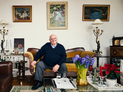 Michel Pastoureau en el salón de su casa en Boulogne-Billancourt, París, este 13 de febrero.