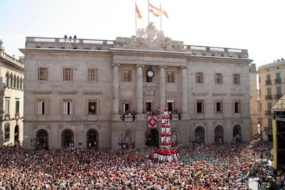 Actuación de los castellers de Barcelona durante la jornada castellera en la plaza Sant Jaume con motivo de las fiestas de la Mercè.