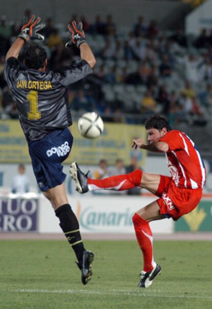 Kezman trata de superar al portero de Las Palmas.