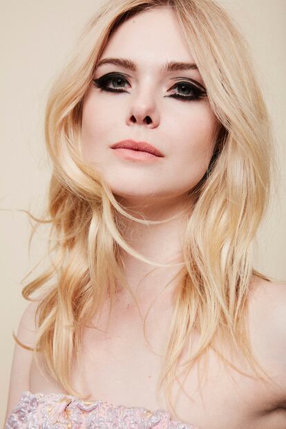 Ojos de gata
Todo o nada. Frente a la mirada limpia y natural, vuelven los ojos afilados de las actrices francesas de la Nouvelle vague. Durante el desfile de L’Oreal, Elle Fanning recogió el legado de Brigitte Bardot con este ‘cat eye’ extremo. ¿El truco para conseguirlo? Primero hay que preparar muy bien la piel para borrar todo tipo de imperfecciones. Después, delinear muy bien el trazo hasta el infinito. La maquilladora Garland apuesta por unir la línea superior (muy pegada a las pestañas) con la inferior (por debajo del ojo) para agrandar mucho más la mirada y conseguir un acabado muy gráfico.