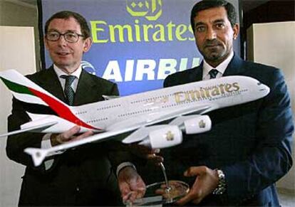 Los presidentes de Airbus, Noël Forgeard (izquierda), y Emirates, Ahmed ben Saïd Al-Maktoum, ayer en París.