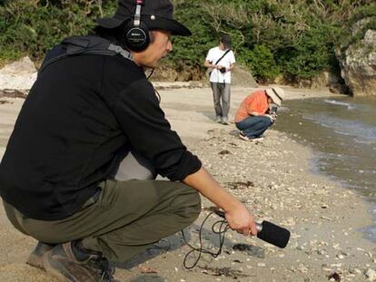 Yoshihiro Yawasaki, grabando el sonido del agua de mar.