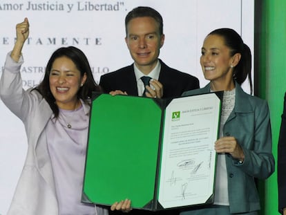 Claudia Sheinbaum con Karen Castrejón y Manuel Velasco, del Partido Verde, el 3 de octubre en Ciudad de México.