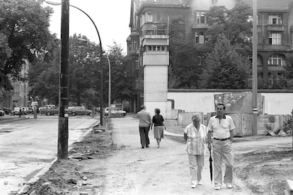 Calle del antiguo Berlín Oriental, en el barrio de Neukölln, donde pueden verse restos del Muro.