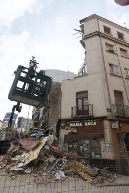 Una grúa junto al edificio semiderruido situado en el distrito de Tetuán de Madrid.