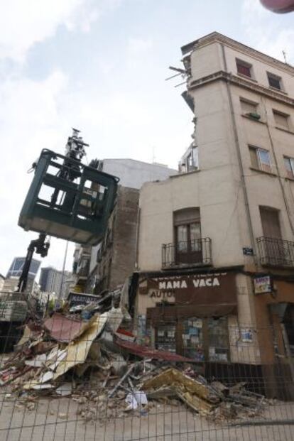 Una gr&uacute;a junto al edificio semiderruido situado en el distrito de Tetu&aacute;n de Madrid.