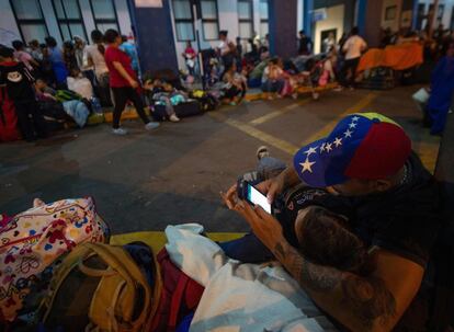 Ciudadanos venezolanos esperan en fila para recibir una solicitud de refugio en el centro de atención de fronteras binacional (CEBAF) en Tumbes (Perú), el 13 de junio de 2019. Más de 6.000 venezolanos entraron en territorio peruano entre el 11 y el 12 de junio, de acuerdo con las autoridades regionales. Alegando razones de seguridad, el Gobierno peruano anunció la semana pasada que los venezolanos necesitarán una visa humanitaria, así como un pasaporte, a partir del 15 de junio para entrar en Perú, donde ya hay unos 800.000 inmigrantes de ese país.