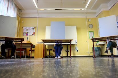 Un votante en un colegio electoral de Potsdam, este domingo.