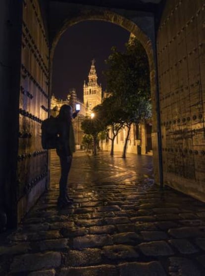 La Giralda, vista desde la puerta del Patio de Banderas, en Sevilla.