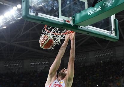 Pau Gasol encesta durante los cuartos de final de baloncesto.