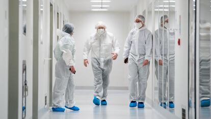 El primer ministro británico, Boris Johnson (en el centro de la imagen), visitó el martes las instalaciones de la compañía AstraZeneca en Macclesfield (Inglaterra).