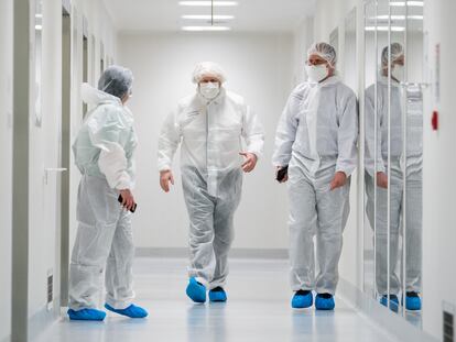 El primer ministro británico, Boris Johnson (en el centro de la imagen), visitó el martes las instalaciones de la compañía AstraZeneca en Macclesfield (Inglaterra).