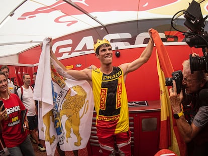 Jorge Prado celebrando su título MXGP, la categoría reina del motocross.