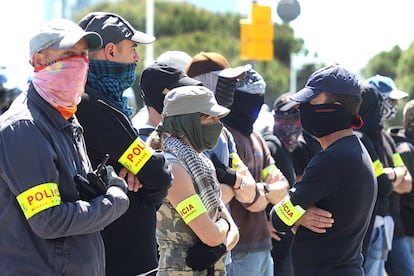 Un grupo de policías, en las proximidades de la reunión del BCE.La ciudad vive el mayor despliegue desde la cumbre de la UE de 2002.