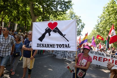 Varias personas participan en una manifestación contra el rearme, este sábado en Madrid.
