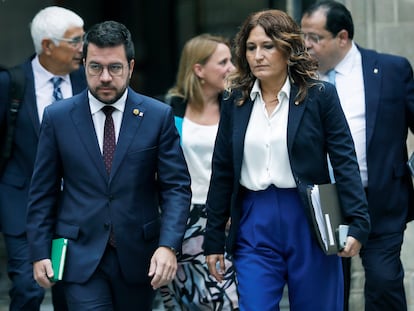El presidente de la Generalitat, Pere Aragonès (izqda.), acompañado por la 'consellera' de la Presidencia, Laura Vilagrá (dcha.) se dirigen hacia la reunión semanal del Govern.