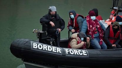 Una lancha de la Guardia de Fronteras del Reino Unido trasladaba inmigrantes a la localidad costera de Dover, el 24 de noviembre de 2021