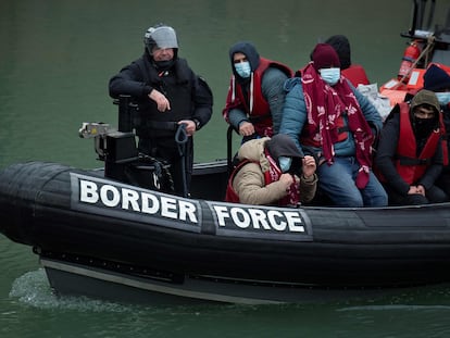 Una lancha de la Guardia de Fronteras del Reino Unido trasladaba inmigrantes a la localidad costera de Dover, el 24 de noviembre de 2021