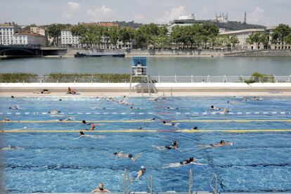 Un grupo de ba?istas se divierten en una piscina de Lyon (Francia), el 22 de junio.