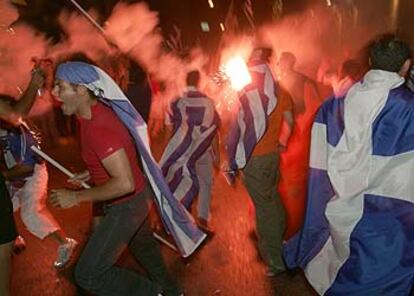 Aficionados griegos celebran la victoria en Atenas.