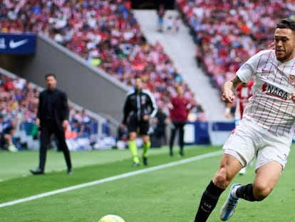 Ocampos (Sevilla) y Reinildo (Atlético de Madrid) en el Estadio Metropolitano.