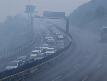 TEPOZTLÁN, MORELOS, 13ABRIL2022.-  Un incendio forestal afecta la visibilidad en la autopista Mexico-Cuernavaca a la altura del kilómetro 69, conocido popularmente cómo La Pera. En el sitio brigadas de guardabosques controlan el incendio que afecta a la vegetación nativa. Los vehículos tiene que reducir su velocidad en este sitio. FOTO: MARGARITO PÉREZ RETANA / CUARTOSCURO.COM