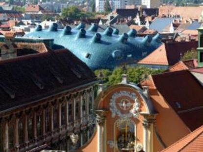 Cubierta azul del Kunsthaus Graz, edificio llamado “el alienígena amable”, proyectado por Peter Cook y Colin Fournier.