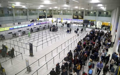 Pasajeros haciendo cola, este sábado, en el aeropuerto londinense de Gatwick.