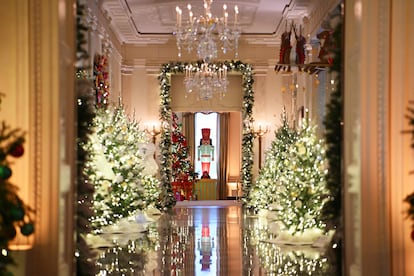 Árboles y otros elementos decorativos adornan uno de los pasillos principales del edificio, el 27 de noviembre.