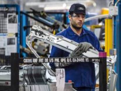 Un empleado de Ford durante su jornada de trabajo en la planta de Almussafes.