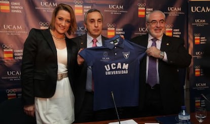 Belmonte, junto a Alejandro Blanco, presidente del COE y José Luis Mendoza, presidente de la UCAM.