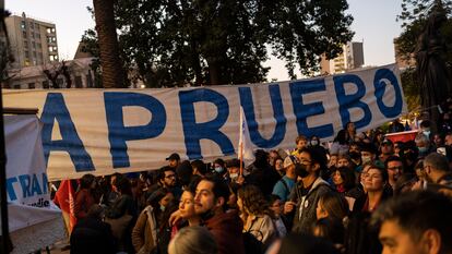 Decenas de personas acuden al cierre de la campaña por el "Apruebo" de la nueva Constitución en Chile.