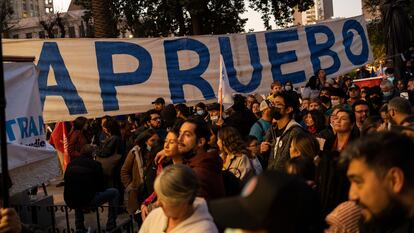 Decenas de personas acuden al cierre de la campaña por el "Apruebo" de la nueva Constitución en Chile.