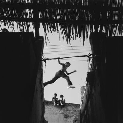 'Nens jugant, Fes' de la Sèrie
'Reportatges: El Marroc' (1972).